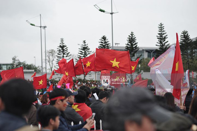 Người hâm mộ Việt Nam nhuộm đỏ sân bay Nội Bài Người hâm mộ Việt Nam nhuộm đỏ sân bay Nội Bài